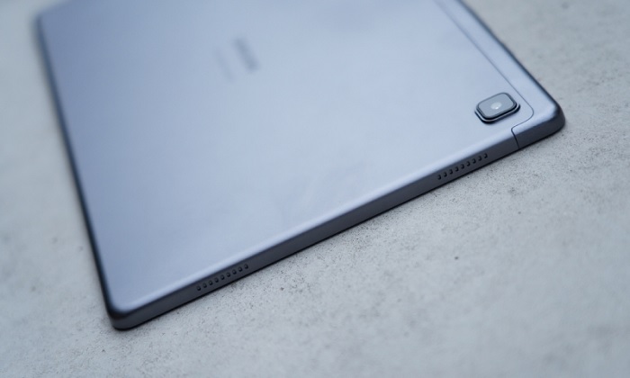 Đỉnh máy được trang bị hai loa