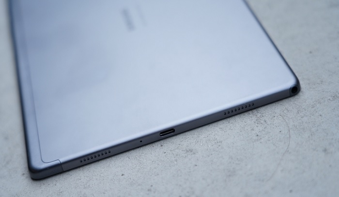 Và hai loa còn lại ở cạnh đáy và đi kèm cổng sạc USB-C, jack tai nghe 3.5mm