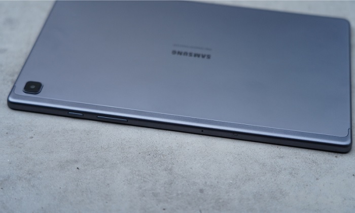 Cạnh phải được bố trí phím nguồn, mic thu âm và phím tăng giảm âm lượng