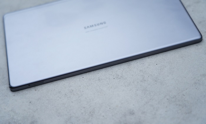 Cạnh trái chỉ có khay cắm SIM kiêm thẻ nhớ