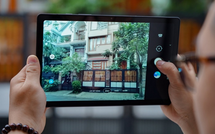 Galaxy Tab A7 2020 được trang bị camera sau 8MP, camera trước 5MP, chạy hệ điều hành Android 10 và sử dụng giao diện One UI 2.1