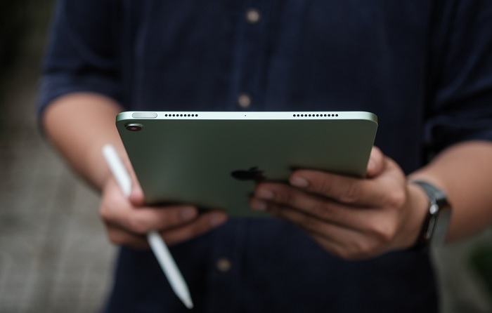 Cạnh trên bên cạnh phím nguồn thêm dải loa nữa và mic chính giữa, Apple thường không quảng cáo về loa trên iPad nói chung, nhưng nghe lúc nào cũng hay và to