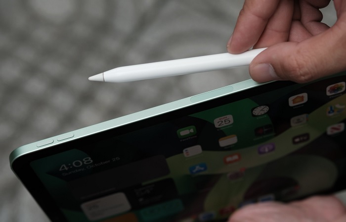 Cạnh bên phải gồm phím tăng / giảm âm lượng và phần hít nam châm gắn và sạc cho Apple Pencil thế hệ thứ hai