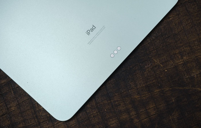 Mặt sau có Smart Connector để bạn kết nối bàn phím Smart Keyboarđ hay Magic Keyboard (lơ lửng) của Apple