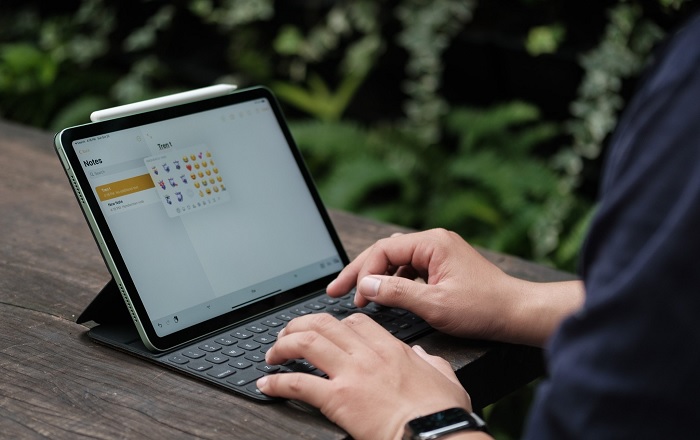 Bạn hoàn toàn có thể sử dụng iPad Air 4 chung bàn phím bản 11 inch cho iPad Pro