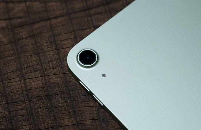 Mặt sau bao gồm một camera 12MP f/1.8 và một cái mic, không có đèn flash, rất đơn giản