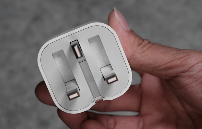 Cục sạc USB-C trong hộp máy iPad Air 4 là sạc 20W thế hệ mới của Apple, thay thế cho những cục sạc 18W đi kèm iPad trước đây