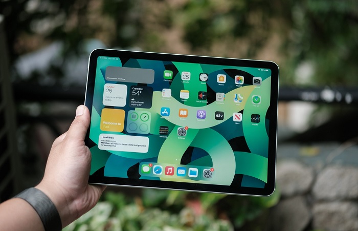 iPad Air 4 rất mỏng và nhẹ (chỉ 458g), đủ để bạn cầm nắm thoải mái trên tay ở trạng thái máy ngang hoặc dọc