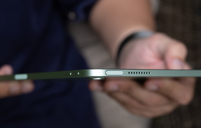 Cạnh trên có loa và phím nguồn kiêm Touch ID để bạn có thể mở khóa máy cũng như nhiều tính năng bảo mật khác