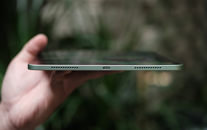 Cạnh dưới máy bao gồm 2 loa và và USB-C. Với USB-C thì sẽ thuận lợi hơn khi dùng các phụ kiện, hub, adapter, ổ cứng gắn ngoài cho iPad Air 4