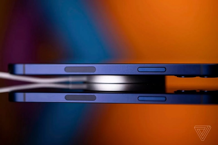 iPhone 12 được trang bị công nghệ sạc MagSafe với nam châm từ tính giúp cố định và giữ máy ở 1 vị trí, đảm bảo an toàn cho máy trong quá trình sạc