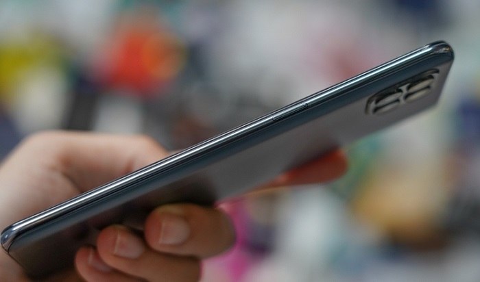 Cạnh phải OPPO A93 được bố trí phím nguồn