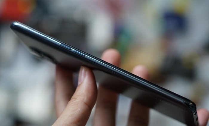 Cạnh trái là phím tăng giảm âm lượng và khay SIM