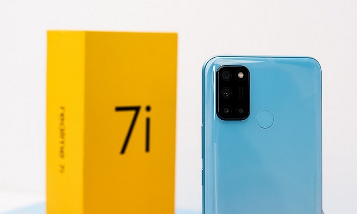 Mặt lưng nổi bật với cụm 4 camera và cảm biến vân tay hình tròn