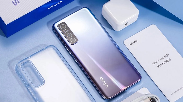 Vivo Y73s và các phụ kiện đi kèm: cáp sạc, củ sạc, ốp lưng, sách hướng dẫn sử dụng và que chọc SIM