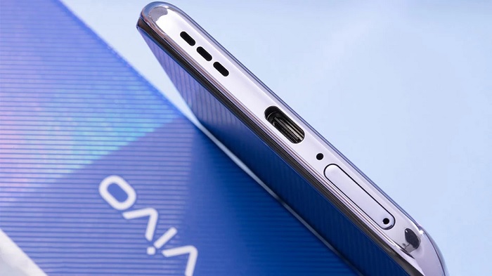 Cạnh đáy được bố trí khay sim, mic, cổng kết nối USB type-C và loa ngoài