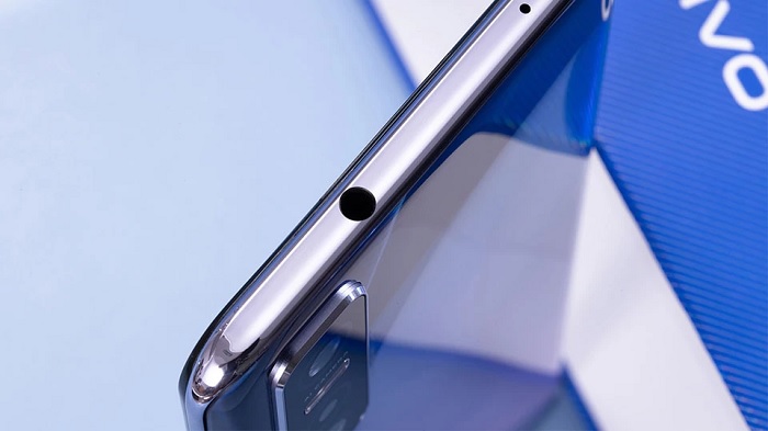 Đỉnh máy được bố trí jack tai nghe 3.5mm và mic