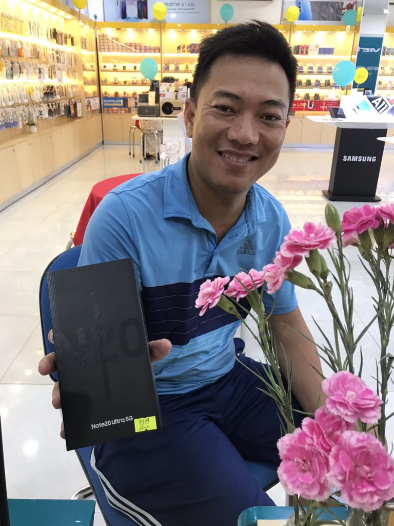 Một số khách hàng đến siêu thị từ rất sớm làm thủ tục nhận máy và trải nghiệm