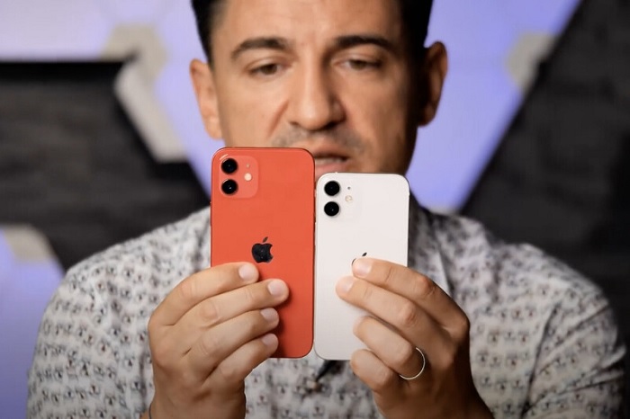 iPhone 12 mini màu trắng bên cạnh iPhone 12 màu cam
