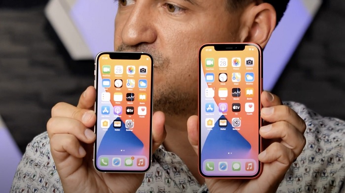 iPhone 12 mini bên phải và iPhone 12 bên trái