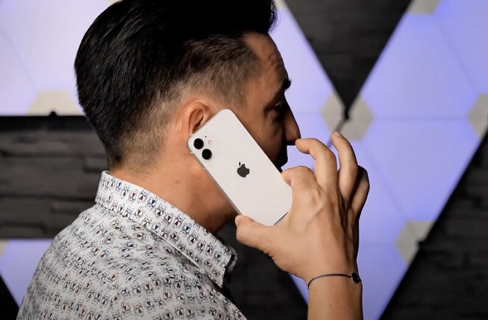 iPhone 12 mini thực sự rất nhỏ bé khi nhìn từ góc độ này