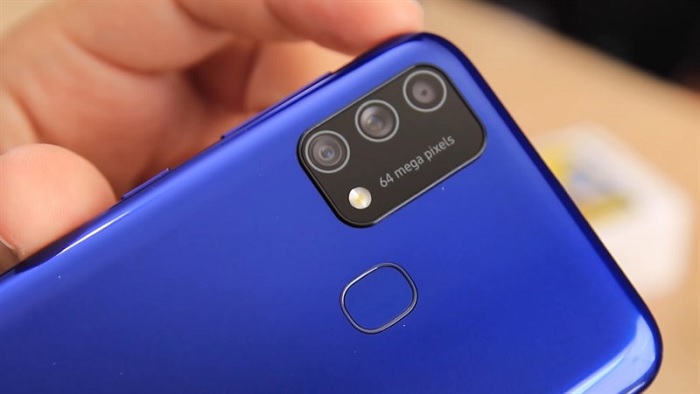 Cận cảnh cụm 3 camera sau của Galaxy M21s