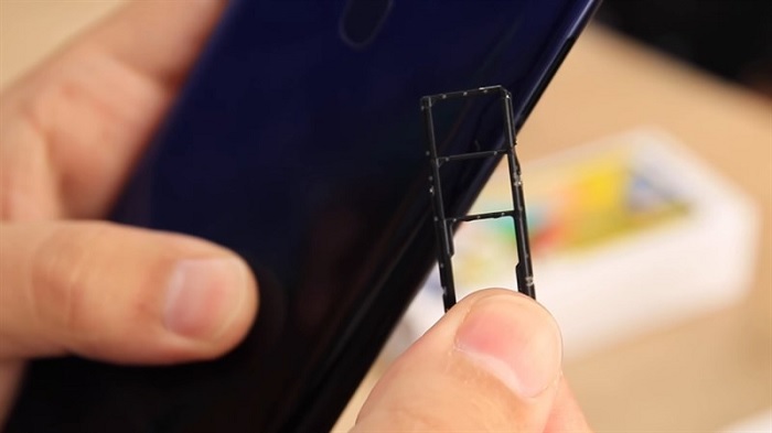 Khay SIM với 2 SIM vật lý và thẻ nhớ ngoài riêng biệt