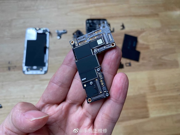 Bo mạch chủ bên trong iPhone 12 Pro Max
