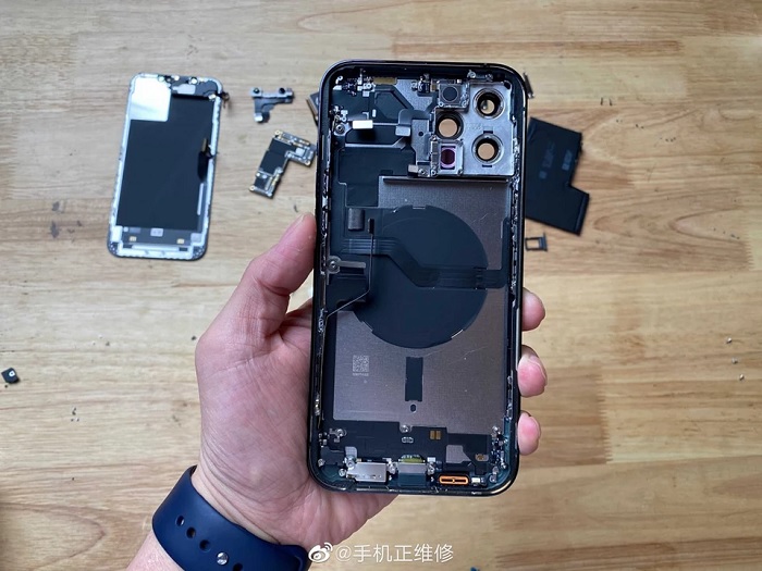 Phần bên trong mặt lưng là vòng nam châm để hỗ trợ MagSafe