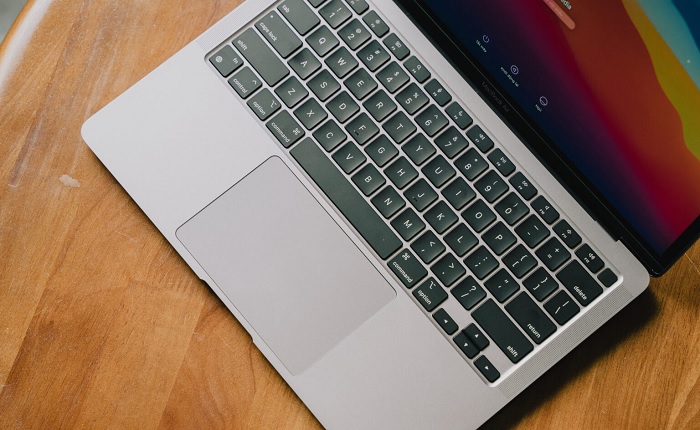 Cảm biến Touch ID được tích hợp vào nút nguồn của MacBook Air M1