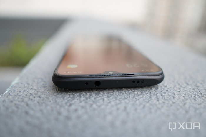 Cạnh trên là mic và jack cắm tai nghe