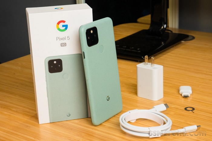 Bộ phụ kiện của Pixel 5 cũng thiếu tai nghe như các sản phẩm trước đó cùng hãng sản xuất