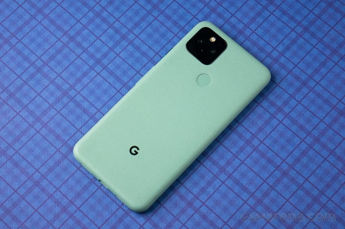 Cảm biến vân tay được đặt ở mặt sau của Google Pixel 5