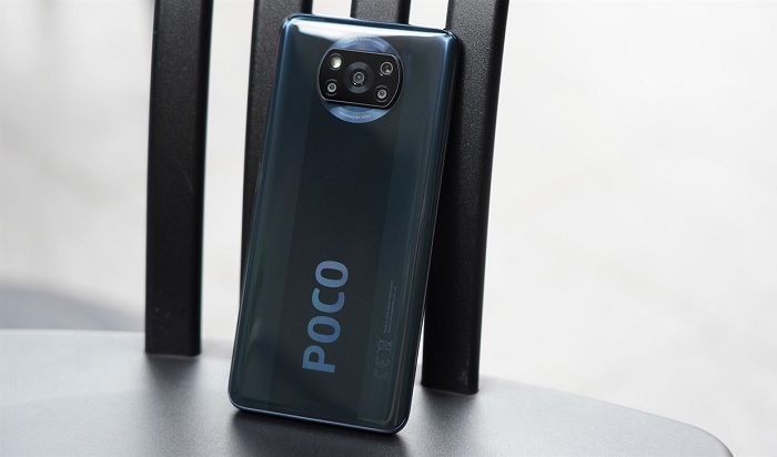 Mặt lưng của máy được làm bằng nhựa