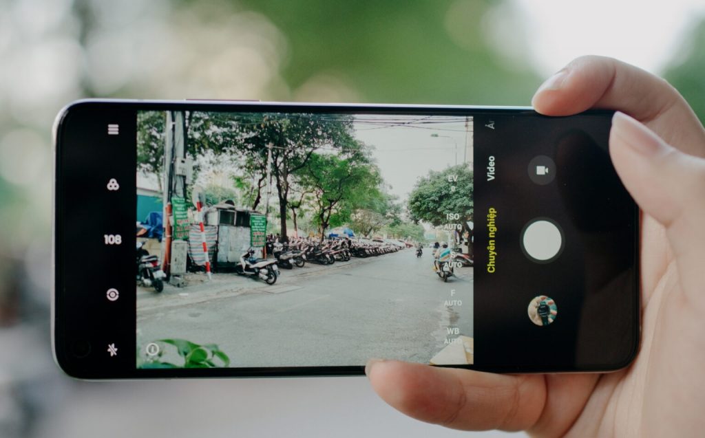 Chế độ chuyên nghiệp trên Mi 10T Pro có thể sử dụng được cho cả chụp ảnh và quay video. Người dùng cũng có thể tùy chỉnh các thông số như: ISO, cân bằng trắng, bù trừ sáng, lấy nét tay,...