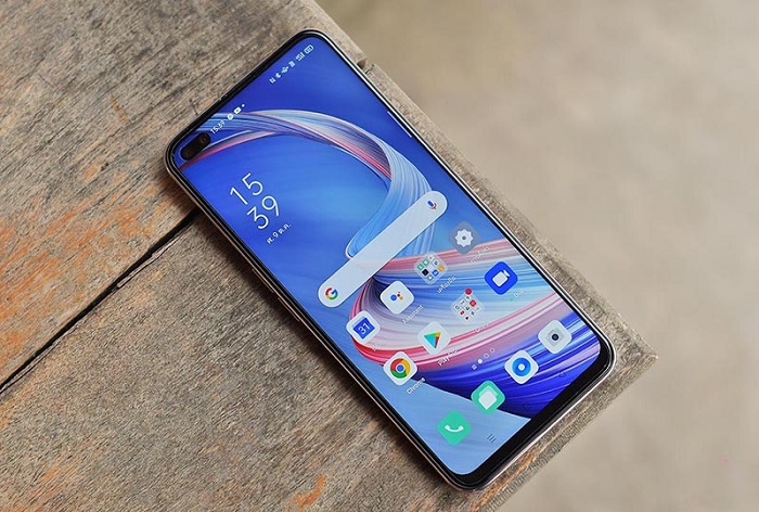 Lỗ đục trên màn hình chứa camera 16MP và 2MP, phần viền cạnh trên hơi dày và cạnh trên cùng được bố trí loa ngoài. Phần cằm cũng vẫn khá dày