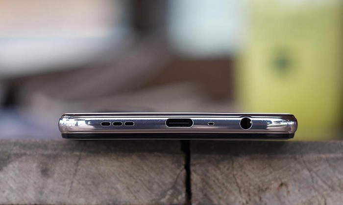 Cạnh đáy được bố trí loa ngoài, cổng sạc USB Type-C, micro và jack tai nghe 3.5 mm