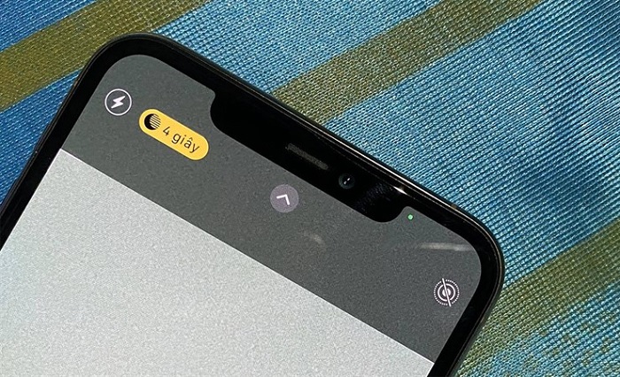 Đèn nhấp nháy xanh khi mở camera lên