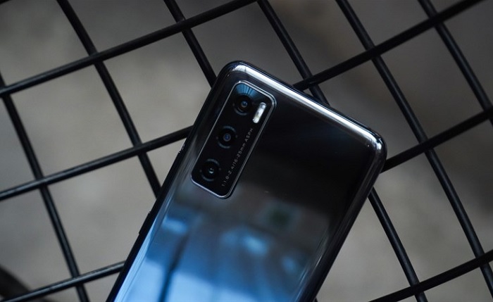 Cận cảnh cụm 3 camera của Vivo V20 SE