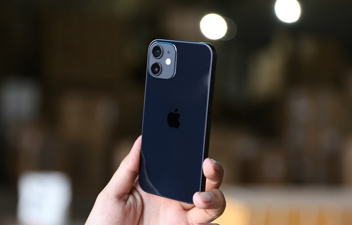 iPhone 12 mini sở hữu kích thước mỏng nhẹ, nhỏ gọn