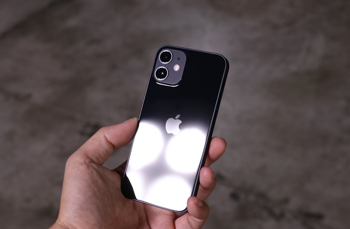 Cầm nắm iPhone 12 mini rất thoải mái