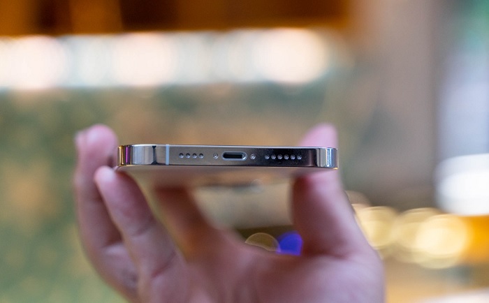 Cạnh đáy gồm cổng kết nối Lightning, loa ngoài và mic thoại