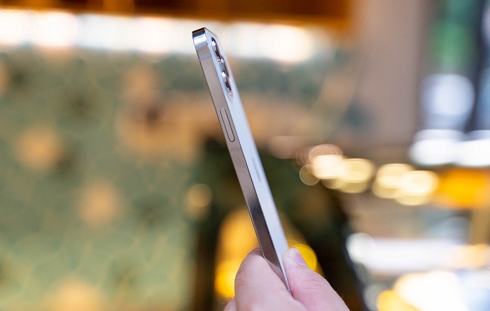 Cạnh phải được bố trí nút nguồn, máy dày và nặng hơn so với iPhone 11 Pro Max