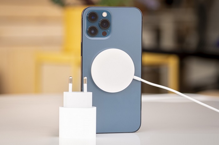 iPhone 12 Pro Max hỗ trợ sạc không dây 15W nhưng cần phải sử dụng bộ sạc MagSafe do Apple sản xuất. Nếu sử dụng bộ sạc chuẩn Qi công suất vẫn chỉ giới hạn ở 5W đến 8W