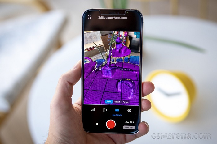 Cảm biến LiDAR giúp đo khoảng cách chính xác và nhanh hơn nhờ vào việc bắn tia laze. Nhờ vậy, iPhone 12 Pro Max có thể sử dụng được trong thiết kế nội thất