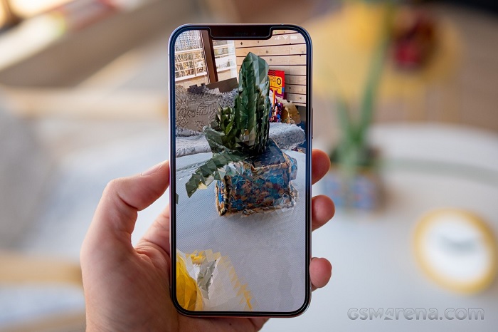 Chip A14 là chip mạnh nhất hiện nay dành cho điện thoại di động với 2 lõi Firestorm tốc độ cao 3,1GHz, 4 lõi Icestorm tốc độ thấp 1.8GHz và khả năng TurboBoost 3,1GHz trong một số trường hợp cần thiết