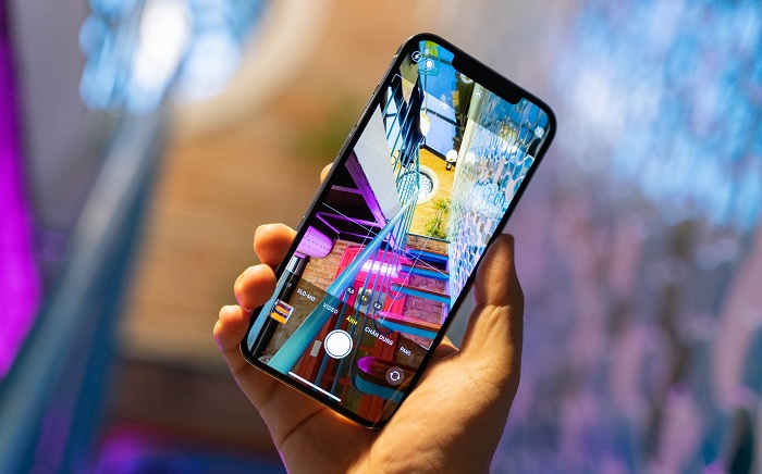 Camera chính của 12 Pro Max được cải tiến nhiều điểm, trong đó phải kể đến tính năng ổn định dịch chuyển cảm biến tốt hơn ổn định quang học