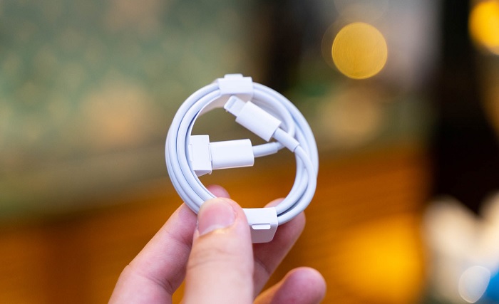 Dây cáp sạc đi kèm theo máy