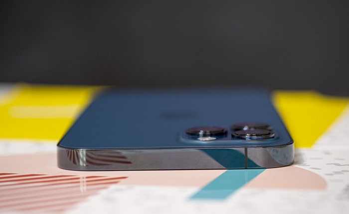 Khung viền thép trơn gây khó khăn khi nhấc điện thoại lên khỏi mặt bàn nếu không dùng ốp. Và nếu dùng ốp thì lại làm giảm đi vẻ đẹp của iPhone 12 Pro Max