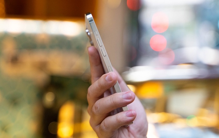 Cạnh trái được bố trí nút gạt im lặng, phím tăng giảm âm lượng và khay cắm thẻ SIM